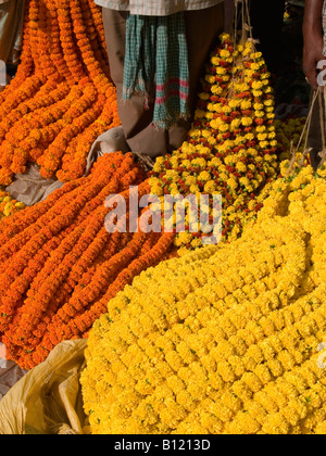 Ringelblume Kränze in den Blumenmarkt in Kalkutta Stockfoto