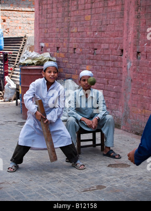 Muslimische Jungs spielen Cricket in den Straßen von Kalkutta Stockfoto