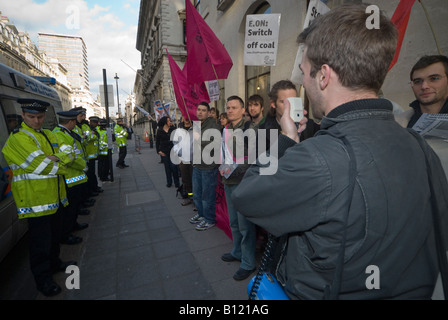 Klima-Aktivisten protestieren am EON-Büros in London gegen die Pläne für den Bau der neuen Kohle-Kraftwerk in Kingsnorth, Kent Stockfoto