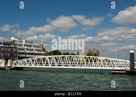 Trinity Landung mit Cowes Castle und Victoria Parade hinter, Cowes, Isle Of Wight. Stockfoto