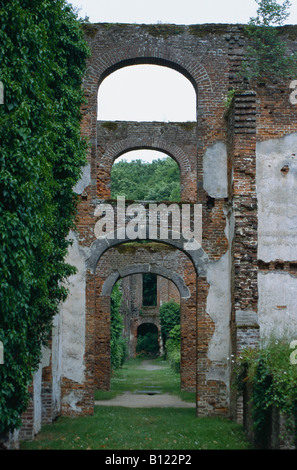 Reihe von Bögen in Villers Abbey, Villers la Ville, Belgien. Stockfoto