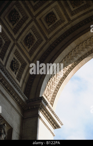 Architektonisches Detail im Inneren der Bogen von den Arc de Triomphe in Paris, Frankreich. Stockfoto