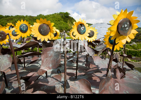 Metall Sonnenblumen im Eden Project, Cornwall Stockfoto