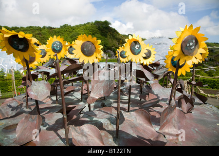 Metall Sonnenblumen im Eden Project, Cornwall Stockfoto