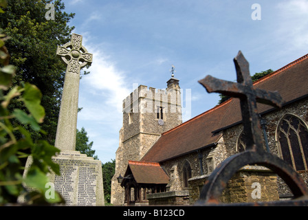 Kirche des Heiligen Petrus und Paulus, Harlington, Middlesex, England, mit Kriegerdenkmal im Garten Stockfoto