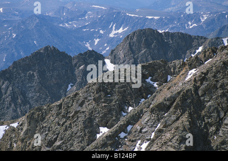 Schnee verweilt im Sommer Blick auf Ridgeline Heilig Kreuz Wildnis Bereich White River National Forest Colorado USA Stockfoto
