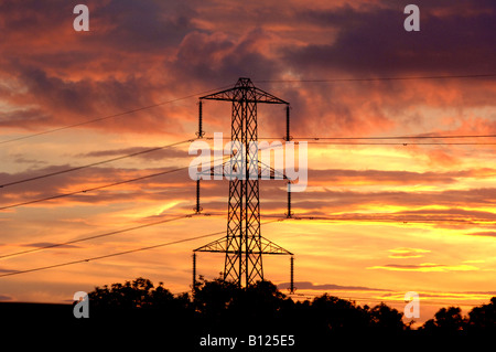 Sonnenuntergang über Glastonbury mit Strommasten in Sicht Stockfoto