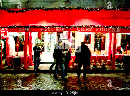 Cafe-Bar auf nasse Nacht in Montmartre, Paris Stockfoto