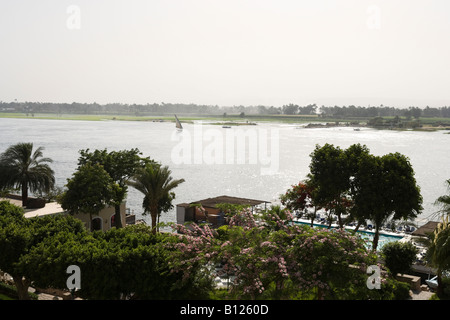 Blick auf Feluken auf dem Nil aus dem Hotel Iberotel Luxor, Nil Senke, Ägypten Stockfoto