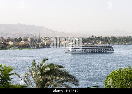 Kreuzfahrtschiff auf dem Nil mit der West Bank hinter Luxor, Nil Senke, Ägypten Stockfoto