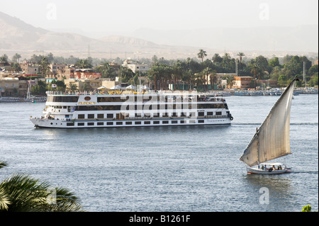 Cruise Boot und Feluke auf dem Nil mit Blick auf die West Bank, Luxor, Nil Senke, Ägypten Stockfoto