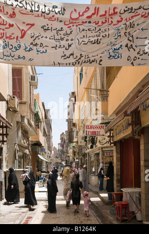 Typische Straße und Geschäfte in der Nähe des Basars, Sharia al Souk, Luxor, Nil Senke, Ägypten Stockfoto