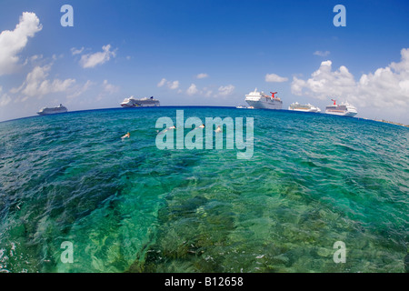 Kreuzfahrtschiff aus Georgetown Grand Cayman Cayman Islands in der Karibik mit Touristen Schnorcheln im Vordergrund verankert Stockfoto