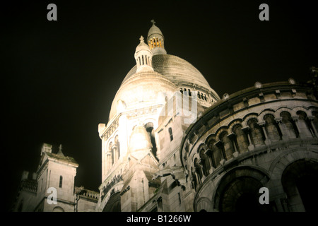 Sacre Coeur Kirche in Paris beleuchtet bei Nacht Stockfoto