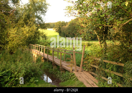 Kleine Holzbrücke über den Fluss Schach in Chorleywood UK Stockfoto