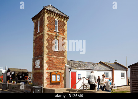 UK England Suffolk Aldeburgh alte Rettungsstation mit Aussichtsturm am Strand Stockfoto