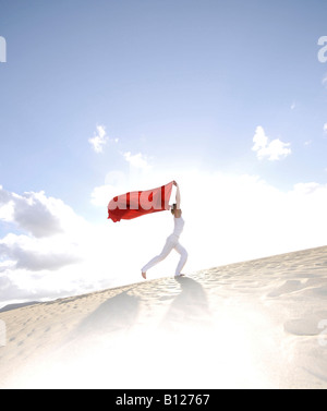 Frau mit einem roten transparenten Tuch im Wind, Dünen, Corralejo, Fuerteventura, Kanarische Inseln, Spanien, Europa Stockfoto