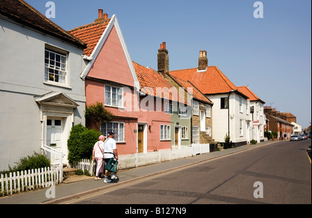 UK England Suffolk Aldeburgh Slaughden Straße Häuserzeile bunte führende High Street Stockfoto