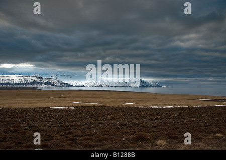 Sonnenuntergang über Skjalfandafloi Bay und Schnee bedeckt die Berge Viknafjoll, Husavik, Island Stockfoto