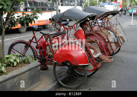 Becak-Fahrer auf der Straße von Yogyakarta, Java, Indonesien Stockfoto