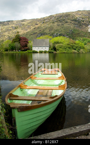 Der See am Gougane Barra mit Booten auf den See und St. Finbarr Kapelle. Stockfoto