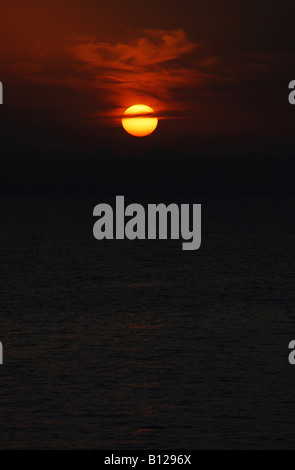 Sonnenuntergang hinter den Bergen Stockfoto