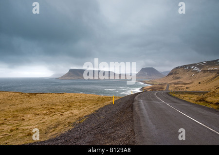 Kirkjufell Berg neben der Grundarfjordur in Snaefellsnes Stockfoto