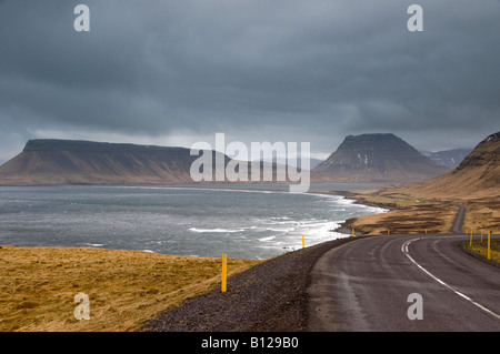 Kirkjufell Berg neben der Grundarfjordur in Snaefellsnes Stockfoto