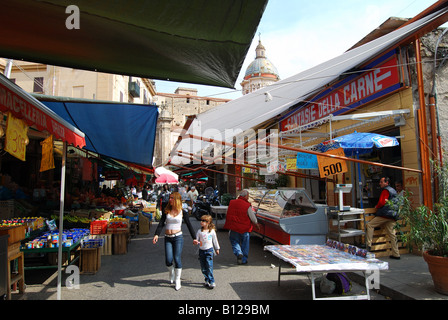 Imbissbuden in sizilianisches Marktes, Palermo, Provinz Palermo, Sizilien, Italien Stockfoto