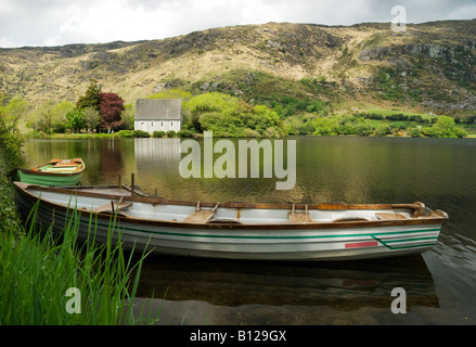 Der See am Gougane Barra mit Booten auf den See und St. Finbarr Kapelle. Stockfoto