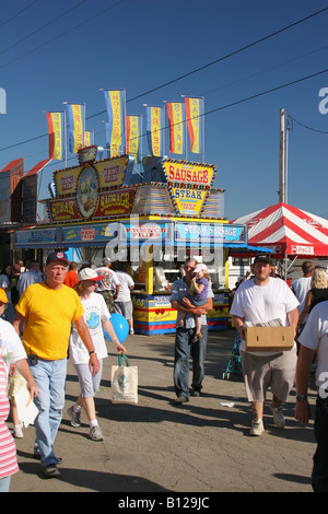 Menschen bei der Messe Molnars Nahrungsmittel stehen Canfield Fair Canfield Ohio Stockfoto