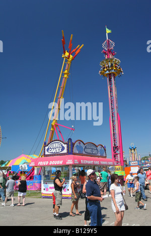 G-Force und Fallturm Karneval Fahrten Food-Stand mit Trichter Kuchen und gebratener Teig Canfield Fair Canfield Ohio Stockfoto