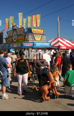 Menschen bei der Messe Molnars Nahrungsmittel stehen Canfield Fair Canfield Ohio Stockfoto