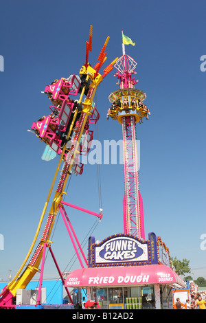 G-Force und Fallturm Karneval Fahrten Food-Stand mit Trichter Kuchen und gebratener Teig Canfield Fair Canfield Ohio Stockfoto