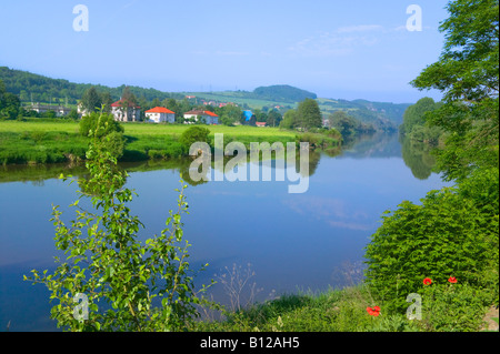 Dorfhäuser entlang der Moldau in der Nähe von Prag Tschechische Republik Stockfoto
