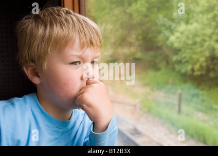 Kleiner Junge, der Blick aus dem Zugfenster Stockfoto