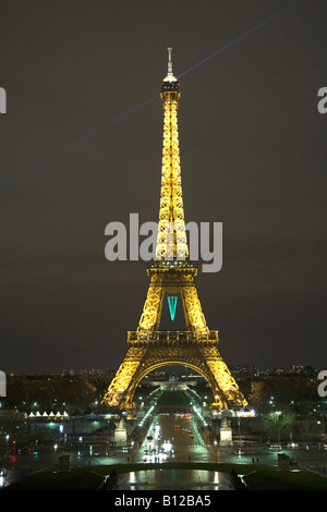 Blick auf den Eiffelturm, Paris in der Nacht entnommen dem Trocadéro, Gelände des Palais de Chaillot Stockfoto