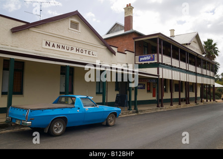 Eine alte blaue Holden Dienstprogramm geparkt vor einem traditionellen Land Stadt Pub, Nannup, Western Australia Stockfoto