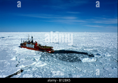 Luftbild, Aerien, Antenne, Vue Aerienne, französische Icebreaker das Astrolabium Terre Adelie Antarktis am Fuße des Dumont d Urville Stockfoto