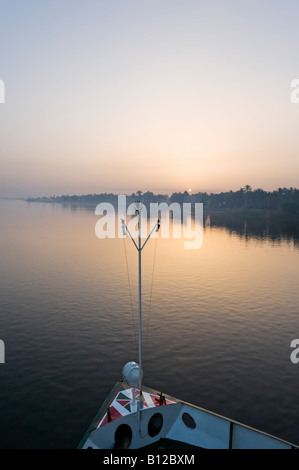 Sonnenaufgang vom Deck des Flusses Nil Cruiser zwischen Luxor und Quena, Niltal, Ägypten Stockfoto