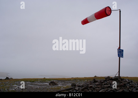Blick auf einen Windsack über Reykjavik Island im September 2007 an einem kalten, windigen und stürmischen Tag Stockfoto