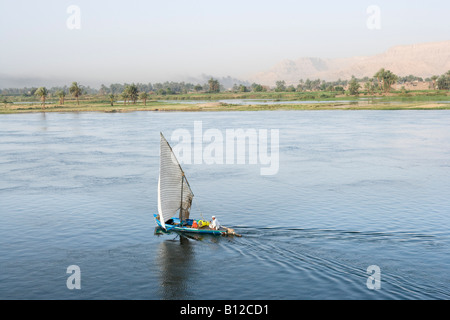 Traditionellen Feluke auf dem Nil nahe Quena flussabwärts von Luxor, Nil Senke, Ägypten Stockfoto