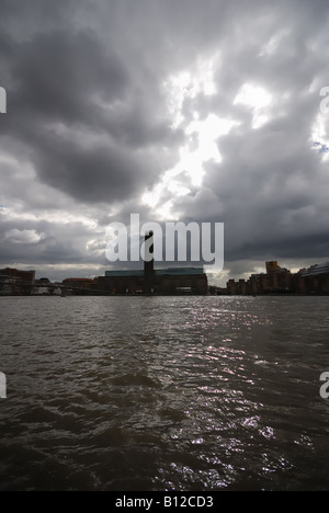 Galerie Tate Modern durch die Themse mit gewitterwolken London England Großbritannien Stockfoto