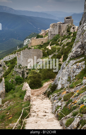 Ein Weg, um eine französische Burgbefestigung in den Resten des Chateau de Peyrepertuse Stockfoto