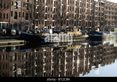 Typische Amsterdamer Häuser spiegelt sich in einem Kanal, Amsterdam, Niederlande Stockfoto
