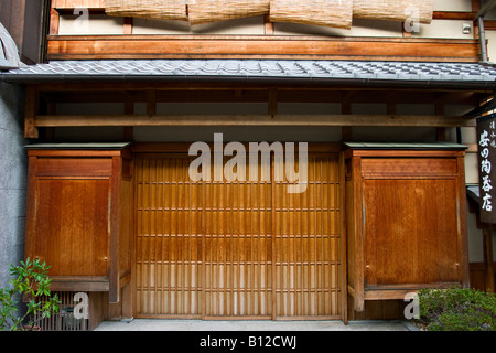 Türen des traditionellen Hauses in Kyoto auf Sennen-Zaka Straße, Kyoto, Japan, Asien Stockfoto