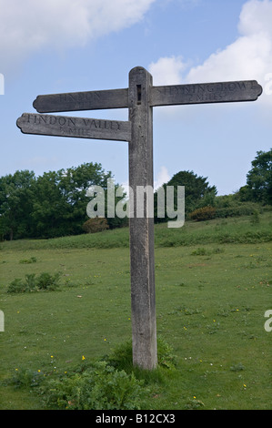 Wegweiser für Findon, Steyning Bowl und Findon Valley im South Downs National Park nördlich von Worthing, West Sussex, England, Großbritannien Stockfoto