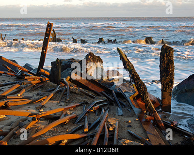 Twisted Metal von Verteidigung und Gerüst Pole an Strand bei happisburgh Norfolk England England Stockfoto