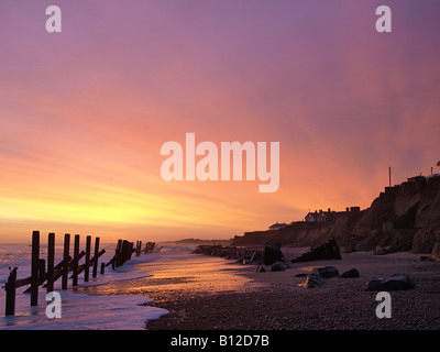 Dawn Licht und Meer Abwehr mit Kiesstrand an happisburgh Norfolk England England Stockfoto