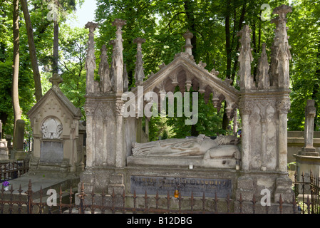 Armenische katholische Erzbischof Samuel Cyryl Stefanowicz Denkmal am alten Friedhof in Lychakivskyj (Lwiw, Ukraine) Stockfoto